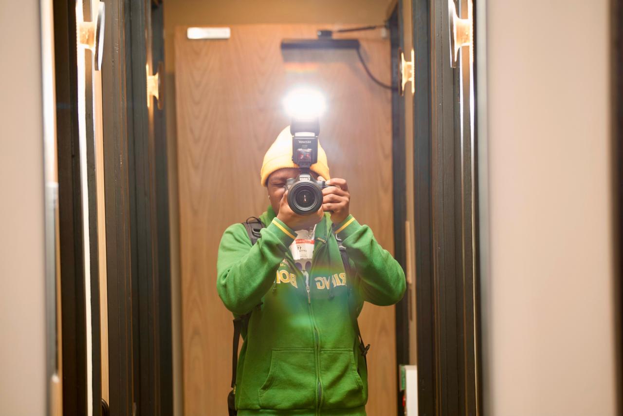 Jefte mirror selfie with DSLR flash